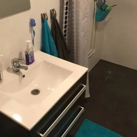Large Private Kingsize Bedroom Close 2 City Center