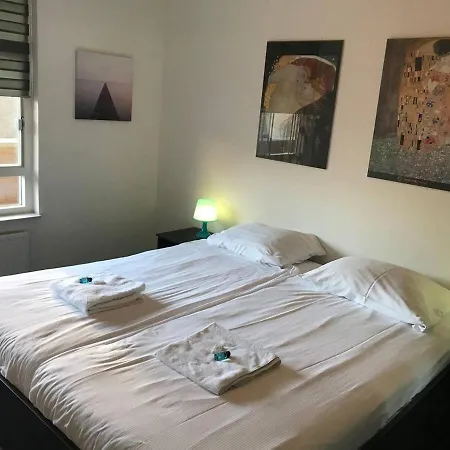 Large Private Kingsize Bedroom Close 2 City Center Apartment *