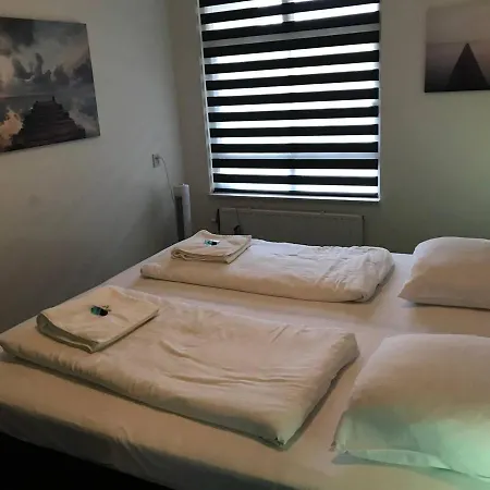 Large Private Kingsize Bedroom Close 2 City Center Apartment