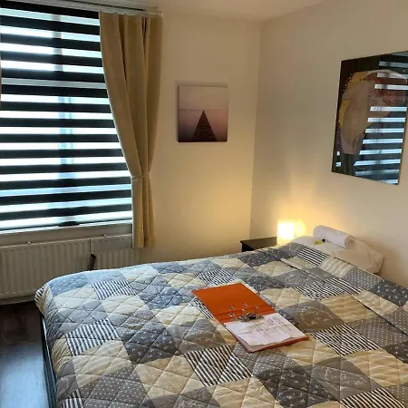 Large Private Kingsize Bedroom Close 2 City Center